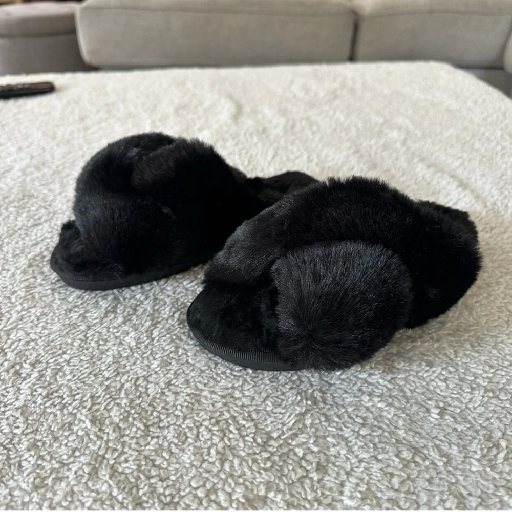 Girls Fuzzy Black Slippers